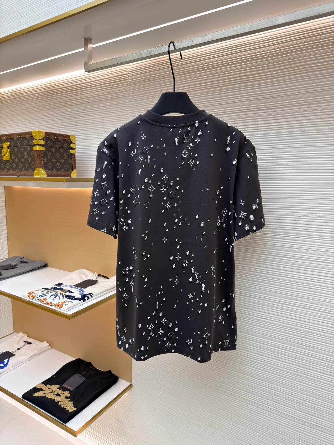 LOUIS VUITTON round neck pullover letter drop and rhinestone short-sleeved T-shirt ●Original version: purchased and developed by 11401 ●Item number: 1681671-A20 ●Fabric: cotton fabric ●Technology: printing production ●Color: black and white ●Type: fitted version ●Weight: about 235 grams ●Size: XS-S-M-L ●Description: This short-sleeved T-shirt is made of high-quality pure cotton fabric, soft to the touch and well breathable. The overall design is round neck, and the hemming at the neckline is delicate, making it comfortable to wear and not abrasive to the skin. The patterns on the chest and sleeves use high-precision digital printing technology. The patterns are clear, colorful and not easy to fade. Environmentally friendly dyes are used during the printing process to ensure no irritation to the skin. The body is cut smoothly, and the splicing of the shoulders and sleeves uses seamless technology, with natural lines and no unnecessary threads. The hem adopts fine hemming technology to enhance durability and prevent seams from opening. The overall workmanship is fine, and every stitch is even and neat, reflecting the high-quality production process. The overall wiring is straight and delicate, the fabric is comfortable and soft, and the color is consistent without color difference. It can be matched with the same style to create a fashionable look and control various occasions. Customized accessories, complete with three standards, same style for men and women!